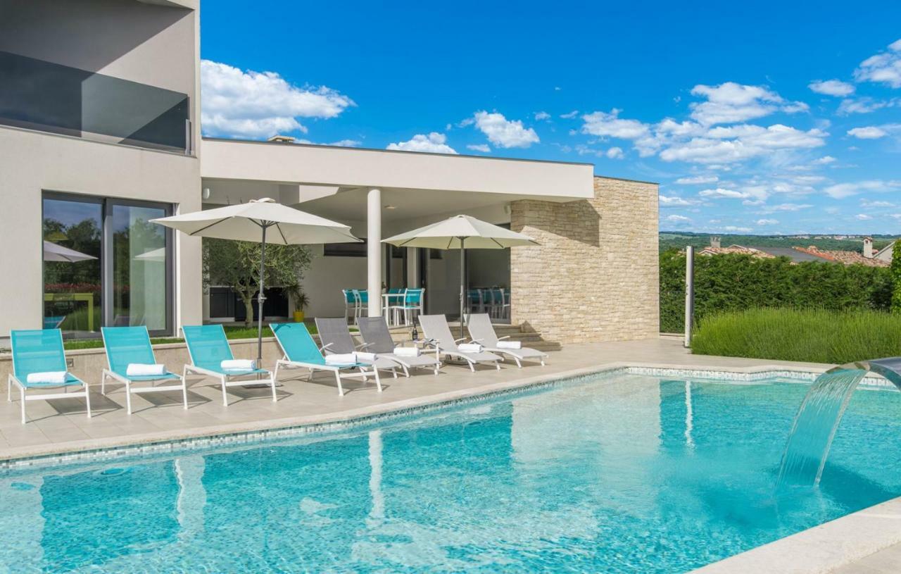 Contemporary Nada With Pool&sauna Tinjan
